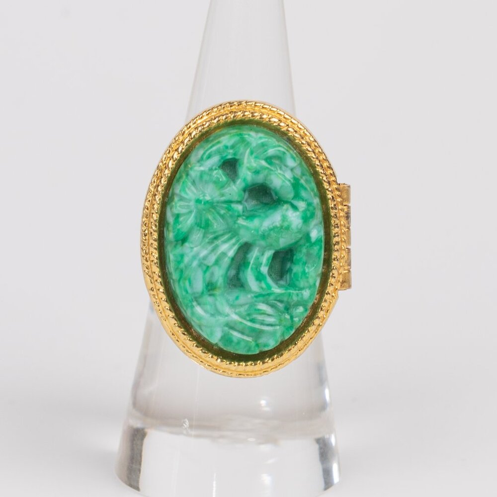 AVON VINTAGE 1970 CARVED FAUX JADE LUCITE POISON RING sz 6